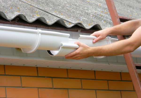 Gutter Hanging in Grosse Pointe